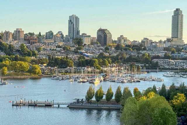 The marina and a dock on False Creek - 15B-199 Drake Street, Vancouver Downtown