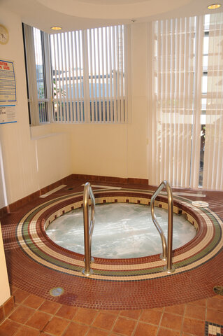 The indoor hot tub by the windows - 15B-199 Drake Street, Vancouver Downtown