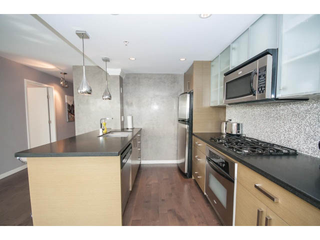 Bright kitchen with granite countertops, hardwood floors, and stainless steel appliances. - 2203 - 33 Smithe Mews, Vancouver Downtown