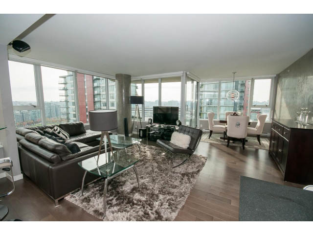 Furnished living room with hardwood floors, city view, and modern decor. - 2203 - 33 Smithe Mews, Vancouver Downtown