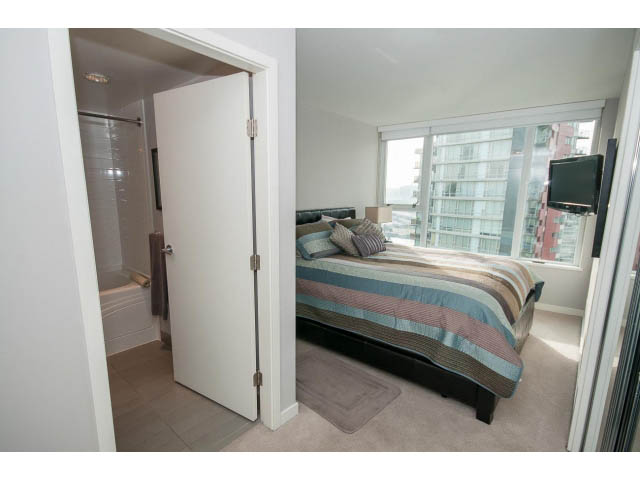 Furnished 2-bedroom + den with city view and modern decor. - 2203 - 33 Smithe Mews, Vancouver Downtown