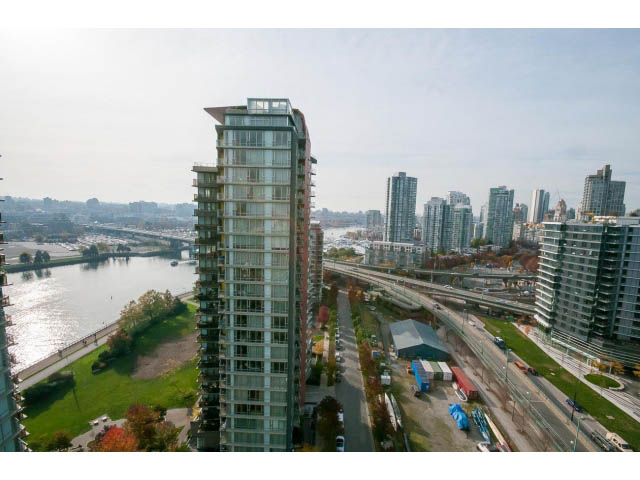 Furnished 2-bedroom + den with stunning city view and modern amenities. - 2203 - 33 Smithe Mews, Vancouver Downtown