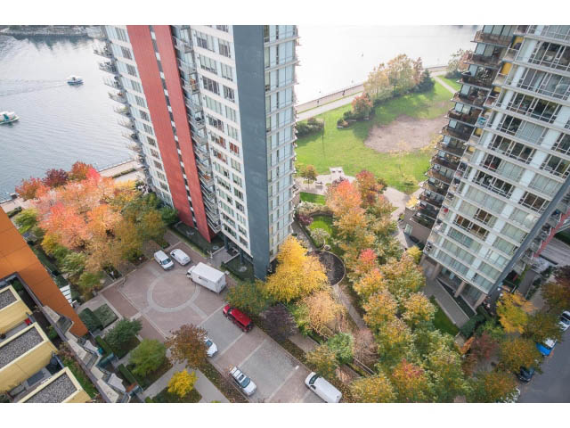 Spacious 2-bedroom + den condo with stunning city views and modern furnishings. - 2203 - 33 Smithe Mews, Vancouver Downtown