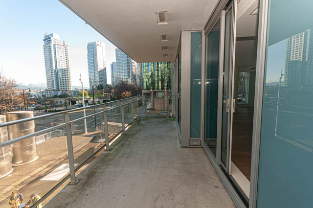 Spacious balcony with city view and modern furnishings. - 202 - 1409 W Pender St, Vancouver Downtown