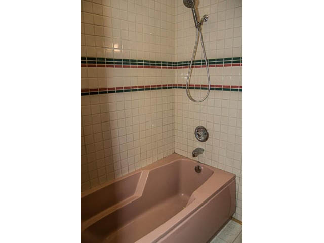 Bathroom with pink bathtub and tiled walls. - 2039 McLallen Court, North Vancouver