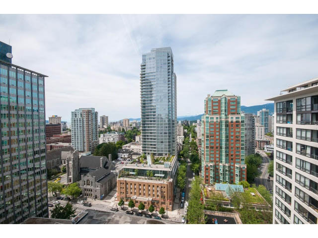 Bright living room with city view and modern furnishings. - 2201 - 938 Smithe Street, Vancouver Downtown