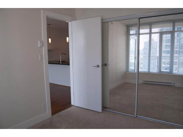 Bright kitchen with hardwood floors and city view. - 2306 - 888 Homer Street, Vancouver Downtown