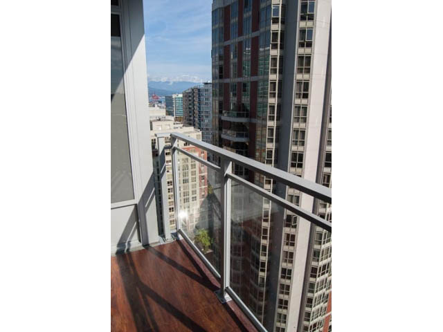 Furnished 1-bedroom + den with hardwood floors and city view. - 2306 - 888 Homer Street, Vancouver Downtown