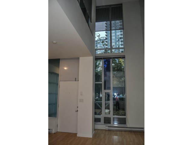 Bright living room with hardwood floors and city view. - 138 Dunsmuir Street, Vancouver Downtown