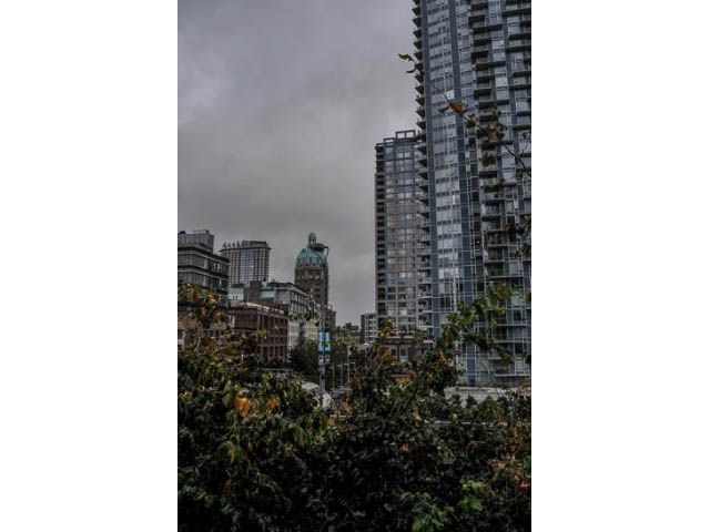 Furnished 1-bedroom + den townhouse with city view and modern decor. - 138 Dunsmuir Street, Vancouver Downtown