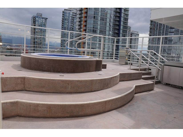 Bright rooftop deck with hot tub and city view. - 138 Dunsmuir Street, Vancouver Downtown