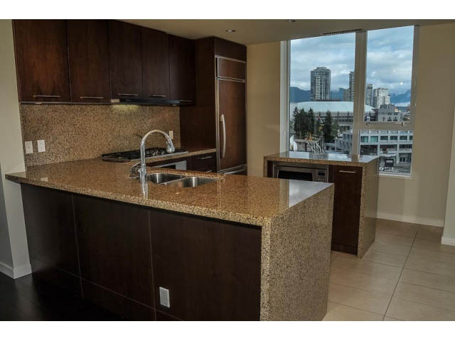 Bright kitchen with granite countertops and city view. - 900 - 9 Smithe Mews, Vancouver Downtown
