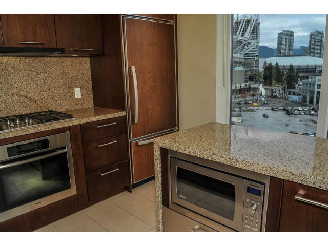 Bright kitchen with granite countertops and a city view. - 900 - 9 Smithe Mews, Vancouver Downtown