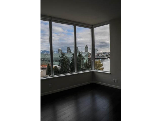 Bright living room with hardwood floors and a stunning city view. - 900 - 9 Smithe Mews, Vancouver Downtown