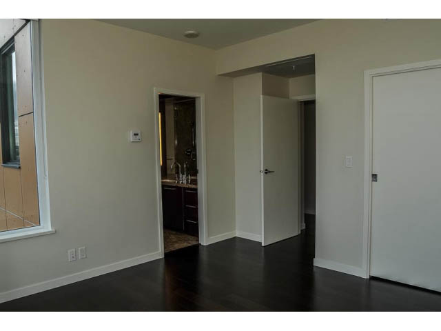 Bright living room with hardwood floors and a large window. - 900 - 9 Smithe Mews, Vancouver Downtown