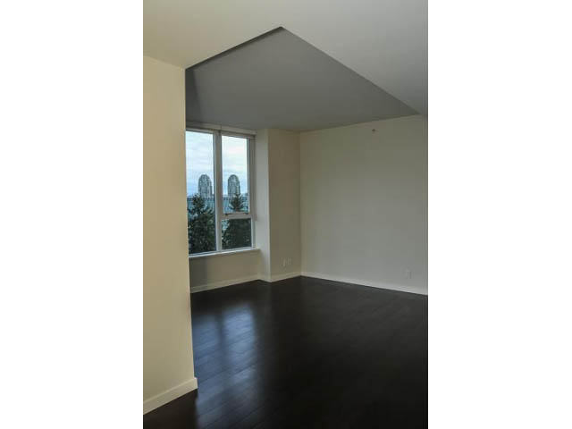 Bright living room with hardwood floors and a city view. - 900 - 9 Smithe Mews, Vancouver Downtown