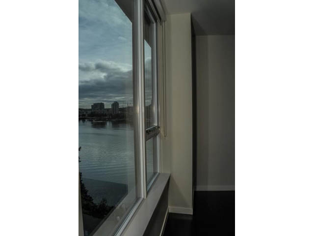 Bright living room with large window offering a stunning city view. - 900 - 9 Smithe Mews, Vancouver Downtown