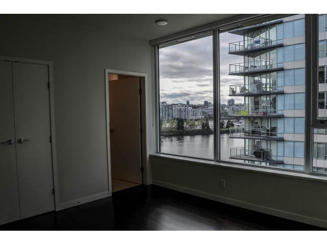 Spacious living room with hardwood floors and a stunning city view. - 900 - 9 Smithe Mews, Vancouver Downtown