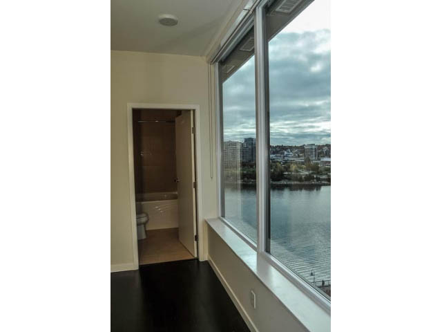 Bright living room with city view and hardwood floors. - 900 - 9 Smithe Mews, Vancouver Downtown