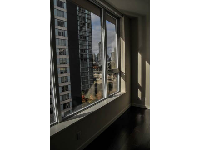 Bright living room with hardwood floors and a stunning city view. - 900 - 9 Smithe Mews, Vancouver Downtown