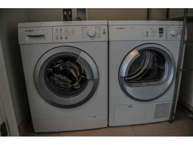 Laundry room with Bosch washer and dryer, tiled floor. - 900 - 9 Smithe Mews, Vancouver Downtown