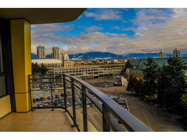Bright balcony with stunning city view and modern furnishings. - 900 - 9 Smithe Mews, Vancouver Downtown