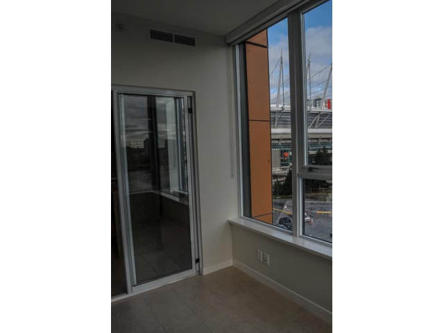 Bright living room with sliding glass door and city view. - 900 - 9 Smithe Mews, Vancouver Downtown
