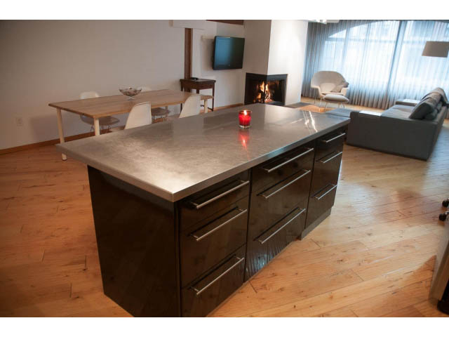 Bright kitchen with modern countertops and hardwood floors. - 5-4 - 550 Beatty Street, Vancouver Downtown