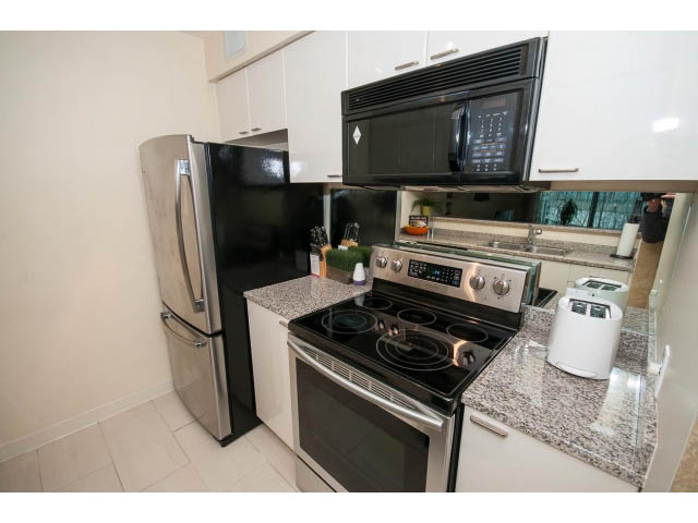 Bright kitchen with granite countertops and stainless steel appliances, modern design. - 507 - 1200 West Georgia Street, Vancouver Downtown