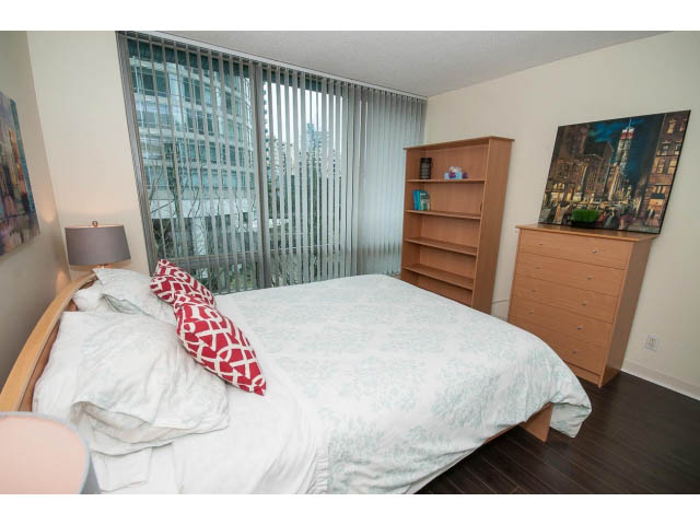 Bright, cozy 1-bedroom condo with hardwood floors and a city view. - 507 - 1200 West Georgia Street, Vancouver Downtown