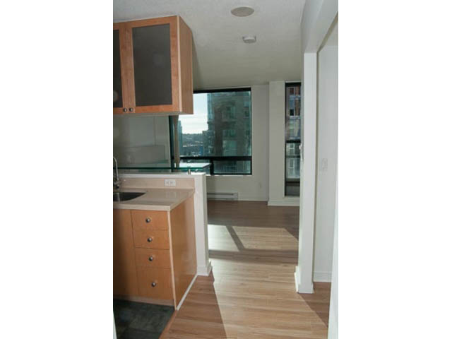 Bright kitchen with hardwood floors and a city view. - 1406 - 1003 Burnaby Street, Vancouver Downtown