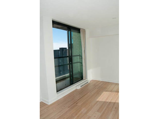 Bright living room with hardwood floors and a city view. - 1406 - 1003 Burnaby Street, Vancouver Downtown