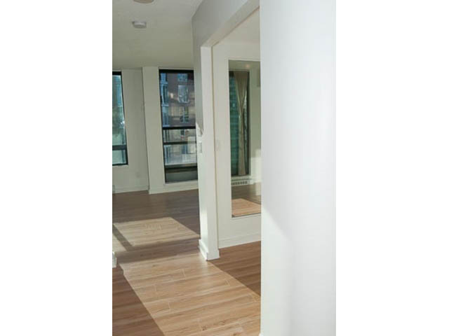 Bright living room with hardwood floors and city view. - 1406 - 1003 Burnaby Street, Vancouver Downtown