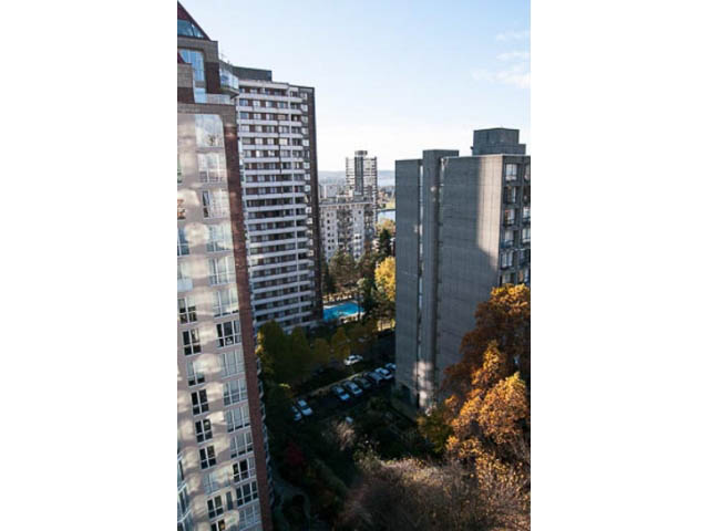 Bright living room with city view and modern furnishings. - 1406 - 1003 Burnaby Street, Vancouver Downtown