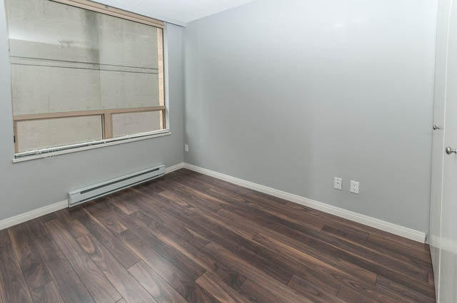 Bright den with hardwood floors and a large window. - 505 - 822 Homer Street, Vancouver Downtown