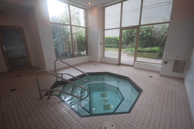 Spacious living room with large windows, tiled floor, and outdoor view. - 505 - 822 Homer Street, Vancouver Downtown