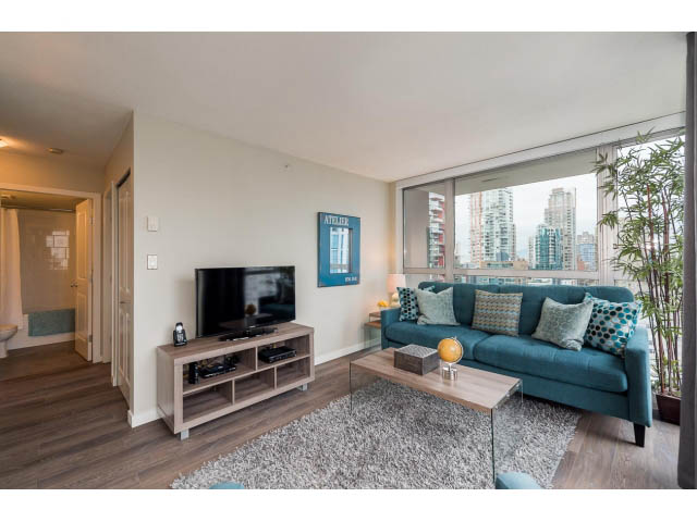 Bright living room with hardwood floors, city view, and modern furnishings. - 1801 - 1295 Richards Street, Vancouver Downtown