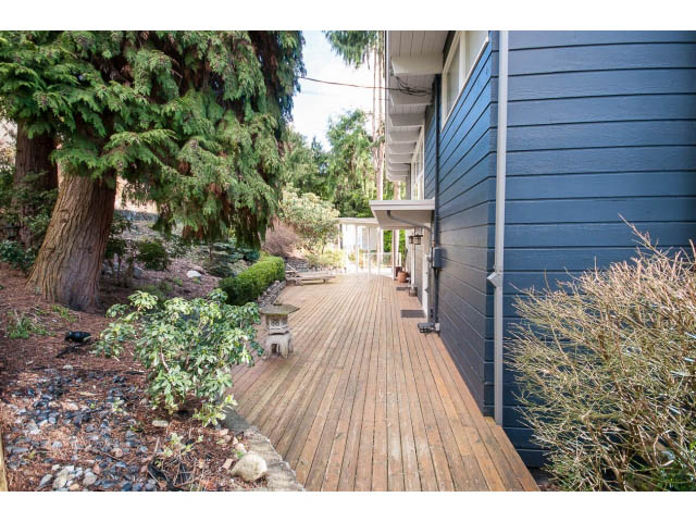 Furnished 3-bedroom + den house with wooden deck and lush greenery. - 2720 Rosebery Avenue, West Vancouver