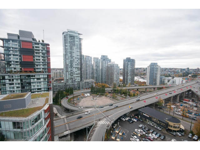 Bright living room with city view and modern furnishings. - 1707 - 1351 Continental St, Vancouver Downtown