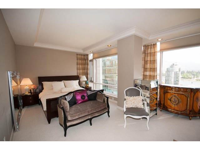 Spacious living room with elegant furniture, city view, and large windows. - 9A - 1500 Alberni St, Vancouver Downtown