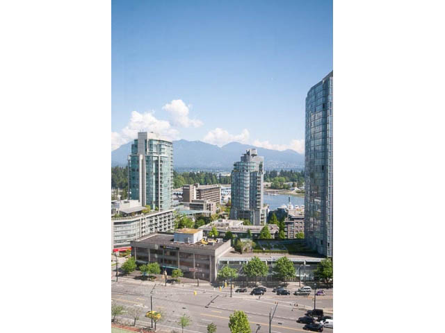 Bright living room with city view and modern furnishings. - 9A - 1500 Alberni St, Vancouver Downtown
