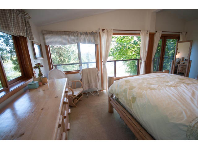 Bright living room with hardwood floors and a city view. - 2795 Panorama Drive, North Vancouver
