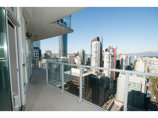 Penthouse balcony with city view and modern railings. - 3405-1111 W Pender, Vancouver Downtown