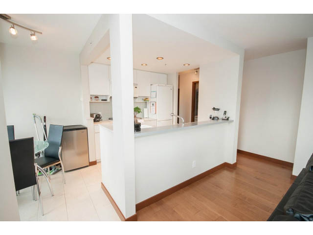 Open-concept living space with white countertops and hardwood floors. - 1702 - 928 Beatty Street, Vancouver Downtown