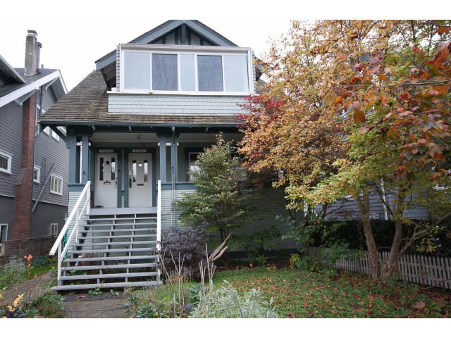 Bright and cozy 3-bedroom + den duplex with a charming front porch and autumn foliage. - 3362 West 3rd Ave, Vancouver West Side