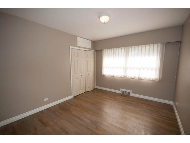 Bright living room with hardwood floors and large windows. - 555 Stevens Dr, West Vancouver