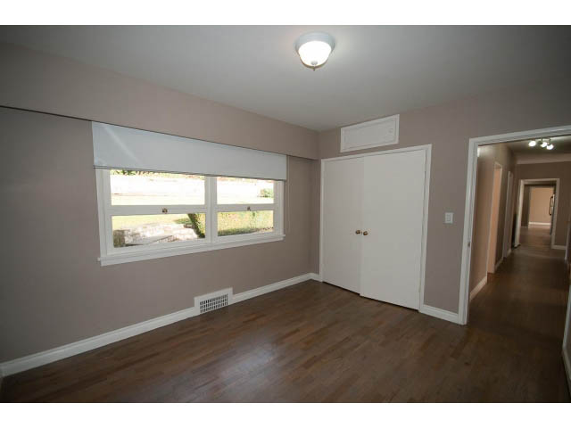 Spacious living room with hardwood floors and a large window. - 555 Stevens Dr, West Vancouver