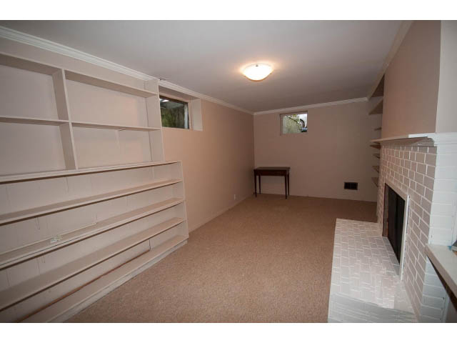 Spacious living room with built-in shelves and fireplace. - 555 Stevens Dr, West Vancouver