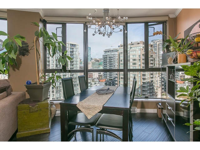 Bright kitchen with hardwood floors, city view, and modern furnishings. - 1505 - 488 Helmcken, Vancouver Downtown