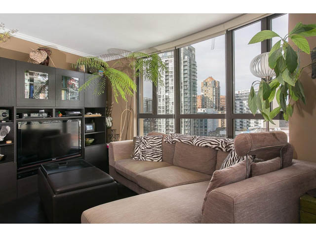 Bright living room with city view, modern furniture, and large windows. - 1505 - 488 Helmcken, Vancouver Downtown